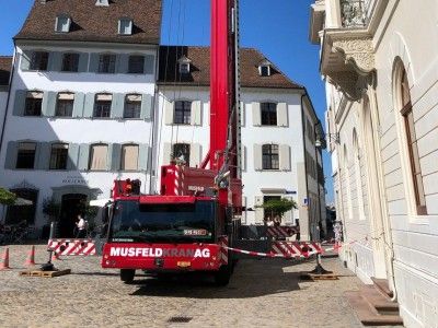 Mobilkran-Einsatz beim Münsterplatz in Basel