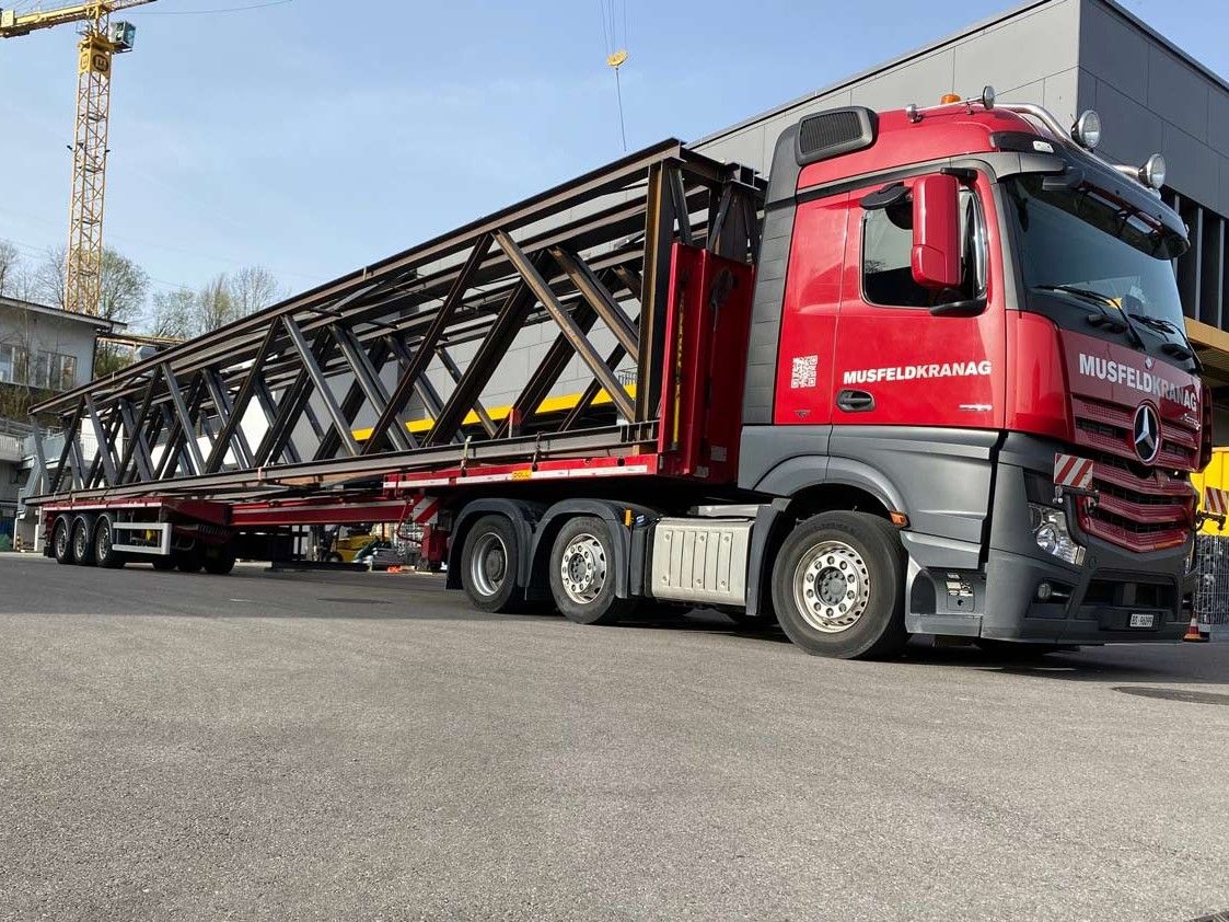 Transport von drei 24 Meter langen Fachwerkträger