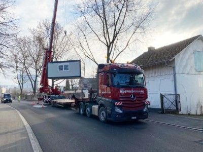 Transport- mit Semi-Tieflader und Krandienstleistungen